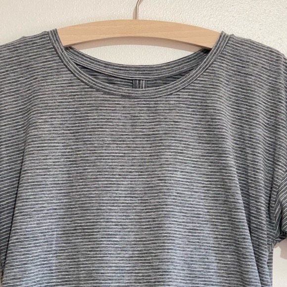 GAP Fit gray/white striped short sleeve keyhole cutout back cropped tee - Picture 3 of 9